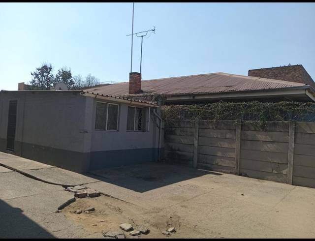 25 BEDROOM COMPLEX FOR SALE IN VEREENIGING CENTRAL